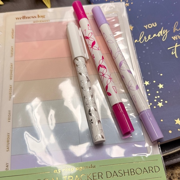 Erin Condren Planning Bundle:  planner, folio/binder, dashboard and pens - Picture 3 of 16